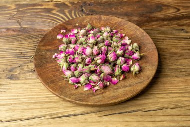 Kuru Gül Tomurcukları, Pembe Çiçek Çayı için Gül Yaprakları, Kurumuş Pers Gülleri, Doğa Tahtası Arkaplanındaki Gül Tomurcukları