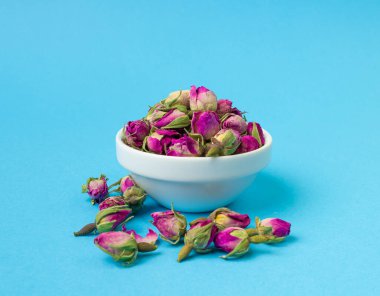 Kuru Gül Tomurcukları, Pembe Çiçek Çayı için Gül Yaprakları, Kurumuş Pers Gülleri, Mavi Arkaplanda İzole Edilmiş Gül Tomurcukları