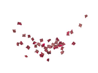 Düşen kuru pancar yığını izole edildi. Uçan kurutulmuş kırmızı pancar küpleri, dağınık pancar kökü kökleri, beyaz arka planda kuru pancar pulları.