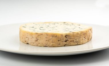 Dört peynirli yalıtılmış, kokuşmuş Fransız peyniri, dört kat kremalı süt ürünü, gurme yiyecekler, yarı sert Fransız mavi yuvarlak peyniri ve penisilyum roqueforti sporları.