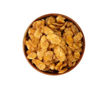 Kızarmış fasulye atıştırmalığı izole edilmiş, kızarmış vicia faba, baharatlı bakla, salata için çıtır fasulye cipsi ya da beyaz arka planda yemek.
