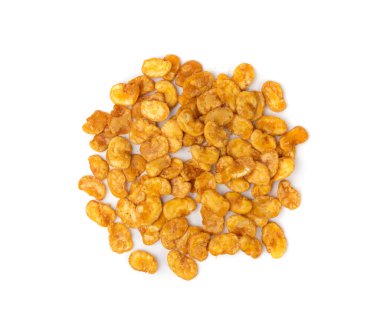 Kızarmış fasulye atıştırmalığı izole edilmiş, kızarmış vicia faba, baharatlı bakla, salata için çıtır fasulye cipsi ya da beyaz arka planda yemek.