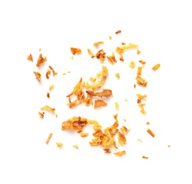 Kızarmış soğan, yağda kızartılmış soğan parçaları, soğan parçaları, soğan cipsi, kızarmış sebze, karamelli Shallot Sprinkles, beyaz arka planda kızarmış soğan.