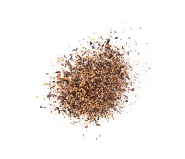 Kuru, siyah çay yığınıyla amber çiçeği, izole meyveler. Ahududu tohumu kırmızı çay, karkade çiçeği yaprakları, kurutulmuş bitkisel içecek, gül yaprağı, yenilebilir gül yaprağı, beyaz arka planda yaprak amber çayı.