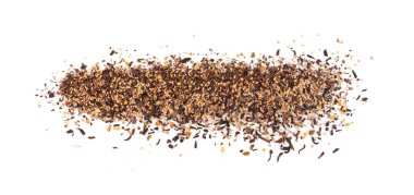 Kuru siyah çay şeridi ve amber çiçeği, meyveler izole. Ahududu tohumu kırmızı çay, karkade çiçeği yaprakları, kurutulmuş bitkisel içecek, gül yaprağı, yenilebilir gül yaprağı, beyaz arka planda yaprak amber çayı.