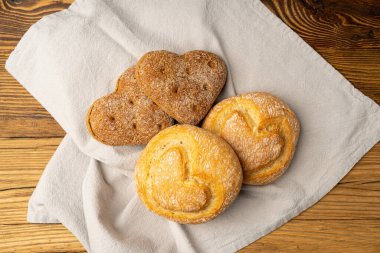 Tahta Masadaki Kalp Şeklinde Yulaflı Çörek, Glütensiz Fin Ekmeği Ekmeği, Kırsal Arkaplanda Kalp Şekli Organik Mısır Gevreği