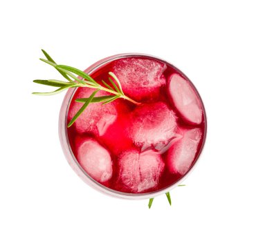Hibiscus çayı cam bardakta, kuru gül suyu, soğuk meyve kırmızı çay, şeffaf kupada buzlu karkade, sıcak bitkisel içecek, beyaz arka planda Roselle Hibiscus çayı