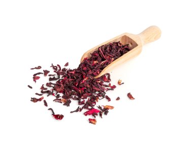 Kuru Hibiscus Çayı, Tahta Kepçe 'deki Kuru Gül Yaprakları Yığını, Kaşık' taki Meyve Kırmızı Çay, Karkade Yaprakları, Kurutulmuş Bitki İçeceği, Roselle Petal, Beyaz Arkaplanda Yenilebilir Çiçek Yaprağı Çayı