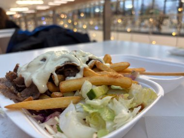 Donner Kebap Küçük Porsiyon, Doner Et ve Cips, Donner, Shawarma veya Salata, Mayonez Sosu ve Sebze Suyu ile servis edilen Gyro