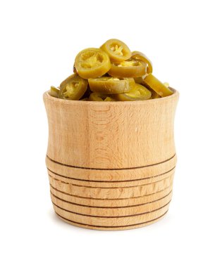 Salamura Jalapeno Yığını, marine edilmiş yeşil Jalapenos, Sıcak Meksika Biber Dilimleri Rustik Ağaç Kasesi, Turşulu Yeşil Jalapeno Beyaz Arkaplan Top View