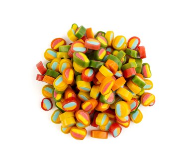 Yuvarlak şeker yığınları izole edildi. Küçük çiğneyen renkli jelibonlar, marmelat kesikleri, haplar, jelibon yığını, beyaz arka planda jelatin şekerler yığını