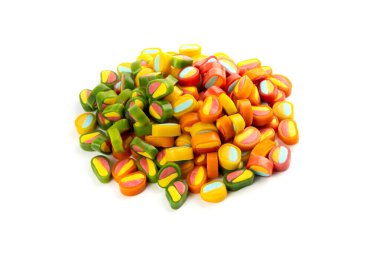 Yuvarlak şeker yığınları izole edildi. Küçük çiğneyen renkli jelibonlar, marmelat kesikleri, haplar, jelibon yığını, beyaz arka planda jelatin şekerler yığını