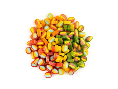 Yuvarlak şeker yığınları izole edildi. Küçük çiğneyen renkli jelibonlar, marmelat kesikleri, haplar, jelibon yığını, beyaz arka planda jelatin şekerler yığını