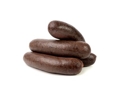 Kara puding izole edilmiş, kan sosisi kaszanka, morcilla de burgos terrine, domuz kanından yapılmış kas sosisleri, domuz sakatatı, beyaz arka planda karaciğer ve karabuğday.