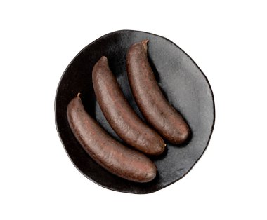 Kara puding izole edilmiş, kan sosisi kaszanka, morcilla de burgos terrine, domuz kanından yapılmış kas sosisi, domuz sakatatı, karaciğer ve karabuğday beyaz arka planda.