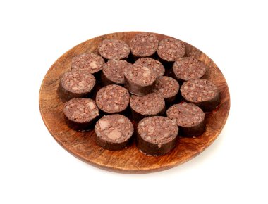 Kara puding izole edilmiş, kan sosisi kaszanka kesikleri, morcilla de burgos terrine, domuz kanından yapılmış kas sosisi, domuz sakatatı, beyaz arka planda karaciğer ve karabuğday.