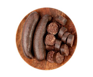 Kara puding izole edilmiş, kan sosisi kaszanka kesikleri, morcilla de burgos terrine, domuz kanından yapılmış kas sosisleri, domuz sakatatı, karaciğer ve karabuğday beyaz arka planda.