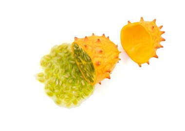Kiwano tohumları izole, jöle kavunu, salatalık metuliferus olgun meyve, portakal boynuzlu kavun, afrika boynuzlu salatalık, beyaz arka planda çivili kavun yakın plan