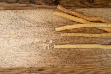 Miswak, Miswaak, Siwak, Sewak olarak da bilinir. Salvadora Persica Ağaç Dallarından yapılmış doğal tahta diş fırçası, İslami Miswak Çiğneme Çubukları