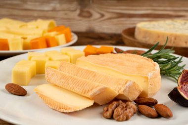 Munster peyniri, kokuşmuş Fransız peyniri, kremalı süt ürünü, gurme yemeği, turuncu peynirli yakın çekim.