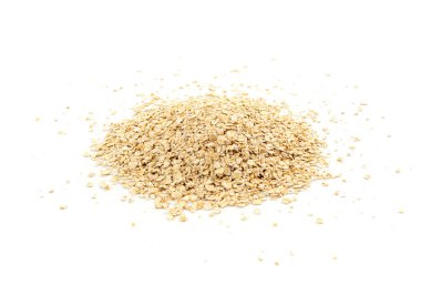 Kuru çiğ yulaf taneleri izole, yuvarlanmış düz taneler, hazır lapa, ince tahıllar, rulo yulaf, müsli veya granola için hazır arpa yığını, beyaz arka planda yulaf ezmesi.