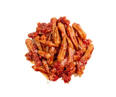 Bamya yahnisi, pişirilmiş bamya meyveleri, kırmızı domates soslu geleneksel Asya yemeği bamia, bamya güveci yakın plan, geleneksel ramazan yemeği, beyaz arka planda Mısır sağlıklı helal yiyecekler.