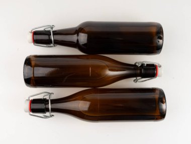 Eski bira şişesi, kahverengi cam şarap şişesi izole edilmiş, beyaz arka planda test edilmiş kaliteli bir geleneksel içki sembolü.