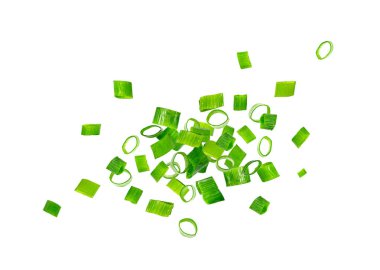 Düşen Yeşil Soğan Kesikleri, Taze soğan Yığını, Uçan Yeşil Pırasa, Kıymık Kırıntıları, Kırık Cips, Beyaz Arkaplanda Taze Soğan