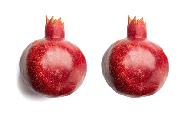 Nar yalıtılmış, Kırmızı Olgun Tüm Meyve Grubu, Grenadine İçindekiler Beyaz Arkaplanda Taze Tatlı Organik Narlar