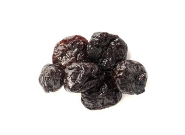 Kuru erik yalıtılmış, kurutulmuş siyah meyve yığını, erik grubu, doğal tatlı, sağlıklı beslenme, kuru erik meyvesi beyaz arka planda.
