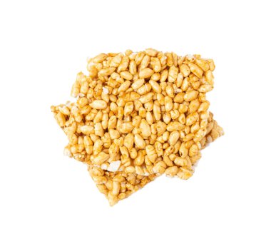 Kabarık pirinç çubuğu yalıtılmış, tatlı kozinaki buğday gevreği parçacıkları, şekerli gevrek bar, sağlıklı patlamış mısır gevreği, beyaz arka planda pilav.