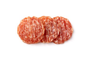 Soyutlanmış salam cipsi, dilimlenmiş sosis dilimleri, dilimlenmiş kuru sucuk, ince sosisler, pepperonili pizza malzemesi üst manzara, beyaz arka plan.