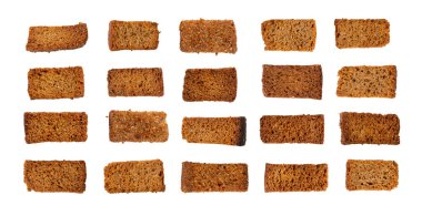 Çavdar Ekmek Kırıntıları İzole Edilmiş, Ev Yapımı Kahverengi Ekmek Çubukları, Çıtır Ekmek Küpeleri Dağılmış Yığınlar, Kuru Çavdar Ekmeği Kırıntıları, Beyaz Arkaplanda Kahverengi Kızarmış Tuzlu Krakerler