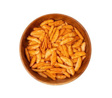 Senbei izole edilmiş, kaki no tane pirinç krakeri, Japon çıtır çerezi, sembei, okaki, Asya usulü pişmiş şeker, beyaz arka planda çıtır çıtır atıştırmalık yığını.