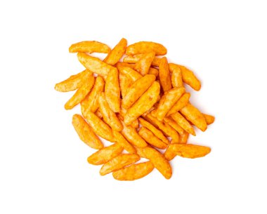 Senbei izole edilmiş, kaki no tane pirinç krakeri, Japon çıtır çerezi, sembei, okaki, Asya usulü pişmiş şeker, beyaz arka planda çıtır çıtır atıştırmalık yığını.