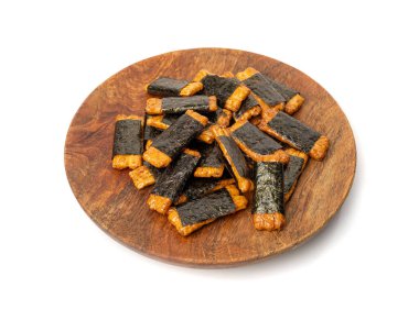 Senbei izole edilmiş, kaki no tane pirinç krakeri, Japon çıtır çerezi, sembei, wasabi ve nori ile okaki, Asya usulü pişmiş tatlılar, beyaz arka planda gevrek atıştırmalık yığını.
