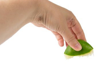 Sıkıştırılmış kireç, yarım yeşil limon sıkma, beyaz arka planda sıkılmış limon suyu, yanmış sembol, Küba Libre kokteyli.