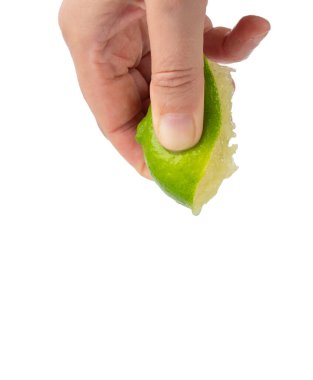 Sıkıştırılmış kireç, yarım yeşil limon sıkma, beyaz arka planda sıkılmış limon suyu, yanmış sembol, Küba Libre kokteyli.