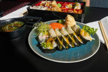 Suşi tabağı, balık köftesi, Japon deniz ürünleri, suşi seti, Asya yemeği, Japon restoranında geleneksel Nigiri Susi.
