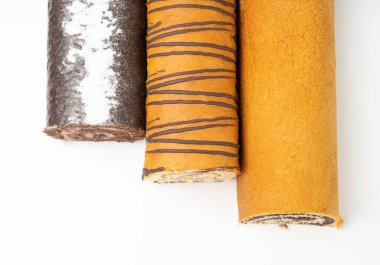 İsviçre Rolls Set, Yuvarlak Süngerli Kekler Kakao Kremalı Yuvarlak Vanilyalı Bisküvi Seti, Haşhaş tohumları doldurma, İsviçre Tatlısı, Beyaz Arkaplanda Kütük Pastası