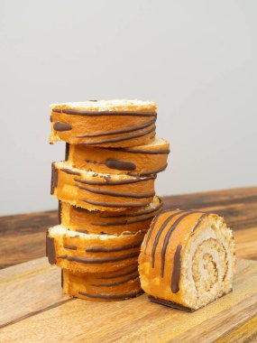 İsviçre Roll, Yuvarlak Sünger Keki, Dilimlenmiş Vanilyalı Bisküvi, Jam Doldurmalı, İsviçre Tatlısı, Ahşap Arkaplanda Kütük Keki