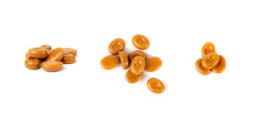 Karamelli şekerler izole, karamel, yuvarlak süt şekerlemesi, esmer şeker, beyaz arkaplanda küçük karamel şekerlemeler