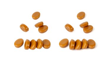 Karamelli şekerler izole, karamel, yuvarlak süt şekerlemesi, esmer şeker, beyaz arkaplanda küçük karamel şekerlemeler