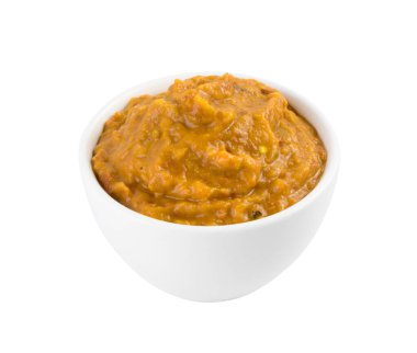 Urnebe yayılmış veya salata izole edilmiş, beyaz arka planda Sırp mutfağı kalın sosu, sos veya salata, beyaz peynir, kajmak, acı biber, baharatlar