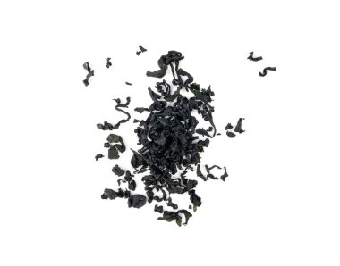 Wakame deniz yosunu parçaları izole edilmiş, yenilebilir çiğ yosun, kuru undaria pinnatifida sağlıklı yiyecek yosunu, beyaz arka planda yenilebilir yosun