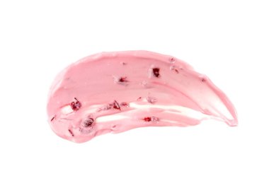 Yoğurt lekesi izole edilmiş, kiraz reçelli yoğurt, pembe süt pudingi sıçraması, beyaz arka planda süt ürünleri sıçraması.