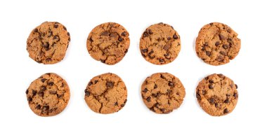 Çikolatalı kurabiyeler izole edilmiş, Amerikan bisküvileri, kakaolu pasta, tatlı lokmalar fırın, beyaz arka planda yuvarlak pasta.