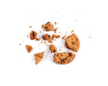 Çikolatalı kurabiyeler izole edilmiş, kırılmış Amerikan bisküvileri, kakaolu pasta, tatlı lokmalar fırın parçaları, beyaz arka planda yuvarlak pastalar.