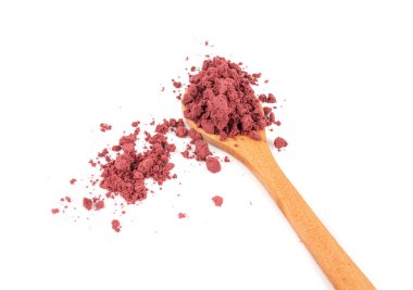 Ahşap kaşıkta Acai tozu yığını izole, menekşe süper yiyecek tozu, pembe meyve unu özü tepeciği, kuru Euterpe oleracea palmiye üzümleri toz halinde beyaz arka plan üst görünümü üzerine yoğunlaşır.