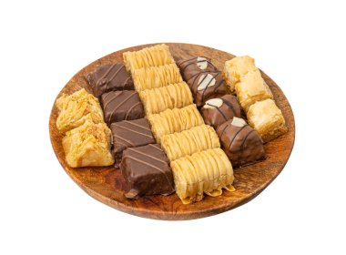 İzole edilmiş Baklava, Küçük Ramazan Tatlısı, Doğu Tatlı Filo Pastaları Seti, Türk Balı Baklawa, Geleneksel Doğu Çölü, Beyaz Arkaplanda Küçük Baklava Parçaları